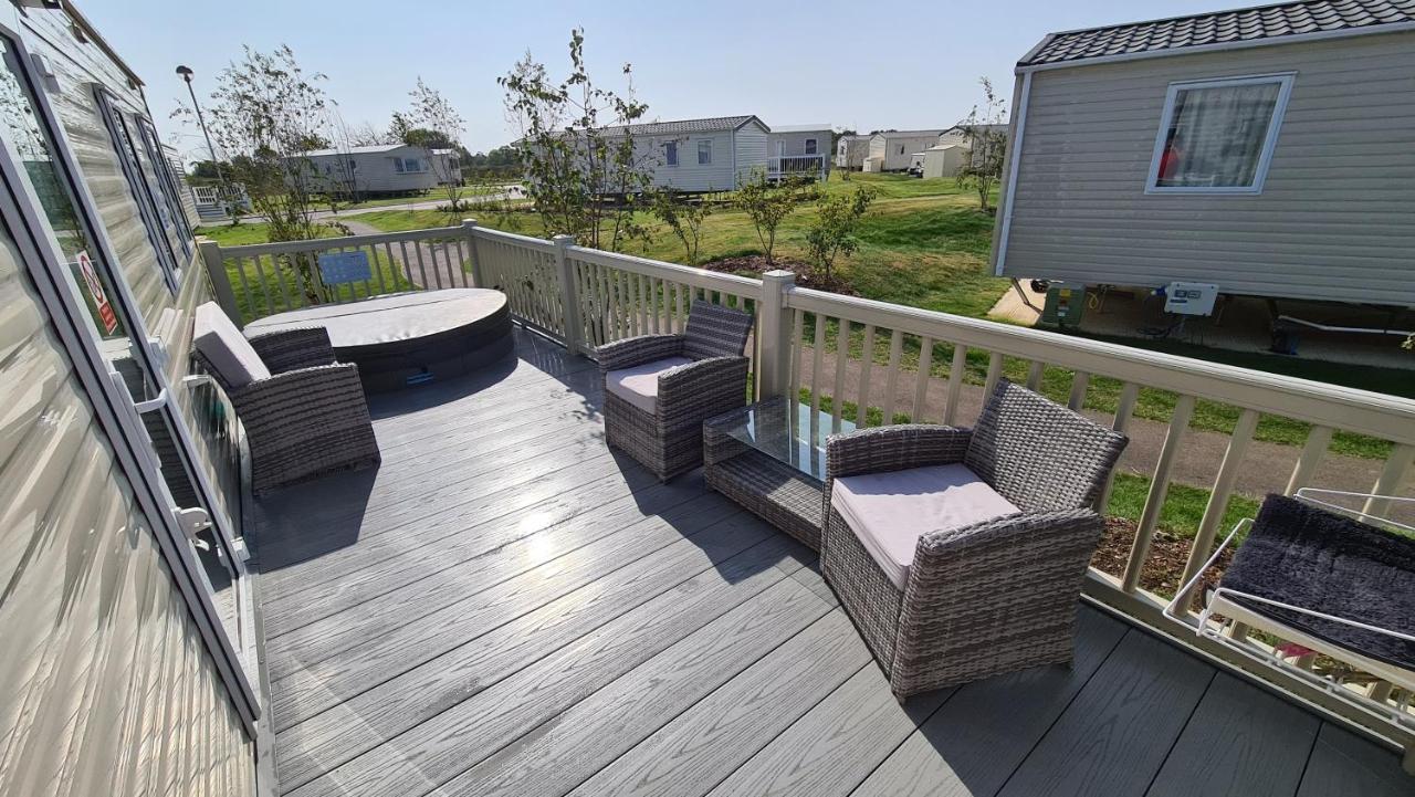 Luxury 2019 8 Berth Caravan With Hot Tub @ Tattershall Lakes Exterior photo